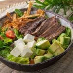 Ensalada con carne de res y aguacate