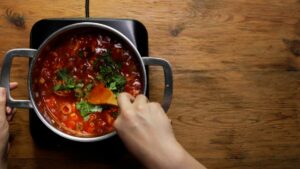 sopa de verduras con pollo y guajillo