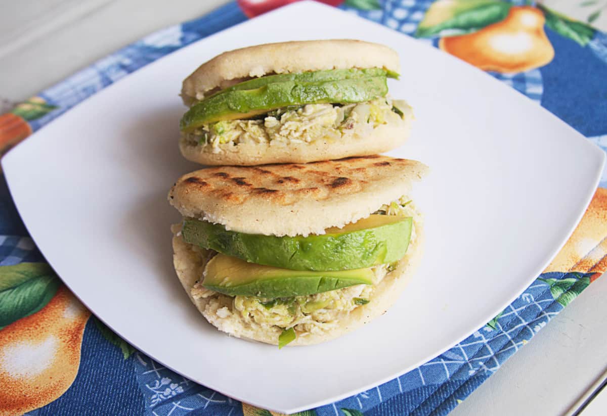 Arepa reina pepiada, tradición de venezuela