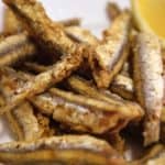 plato con boquerones fritos