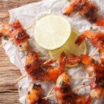 brochetas de gambas y bacon