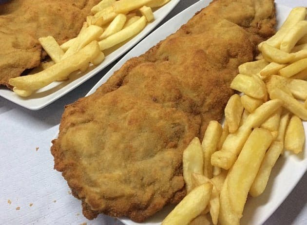 cachopo con patatas fritas