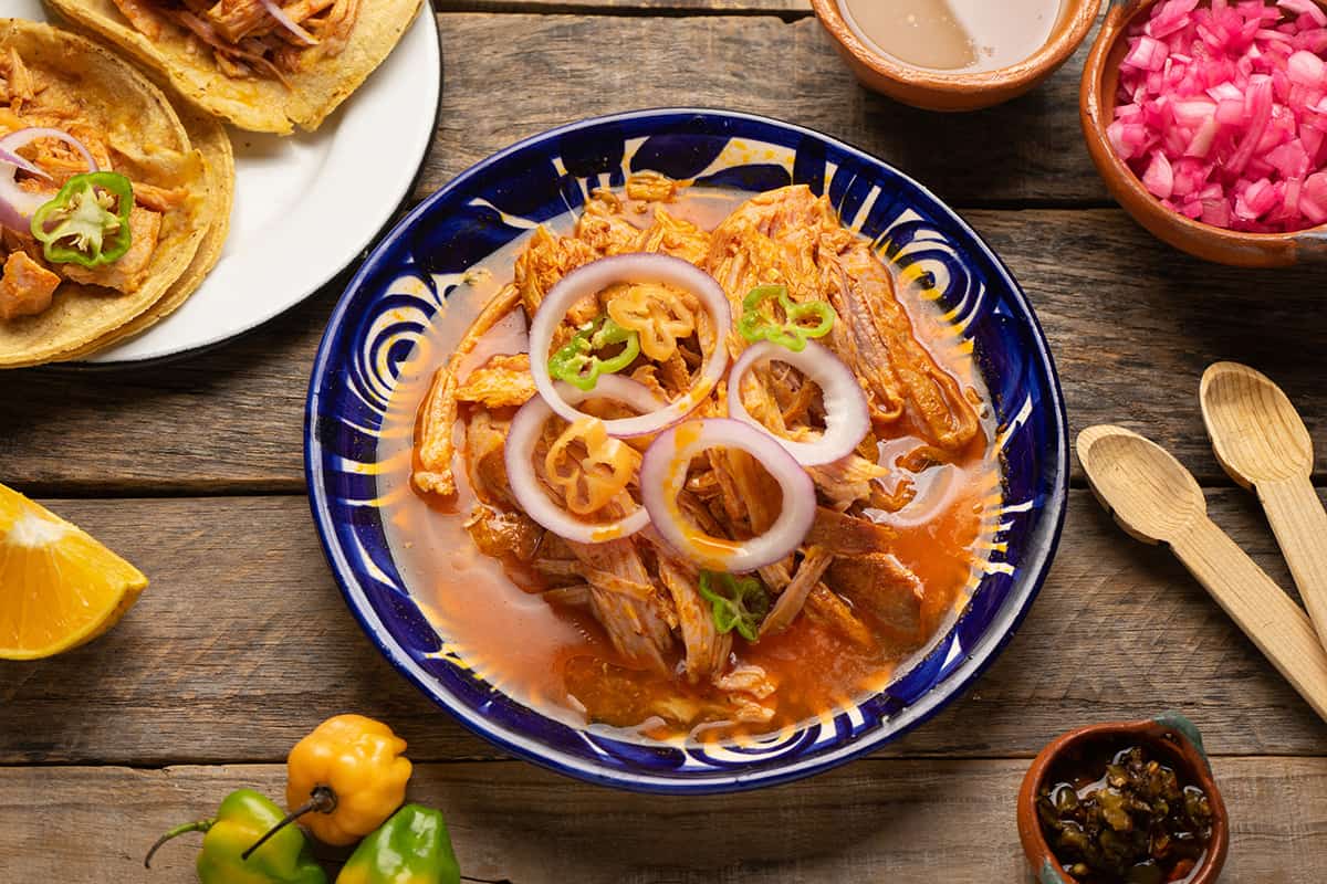 plato con cochinita pibil