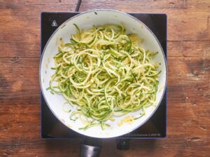 espaguettis de calabacin y pesto