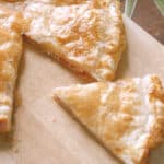 deliciosa empanada gallega con atun y masa de hojaldre