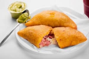 empanada de jamón y queso venezolana