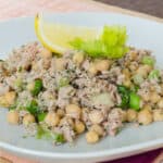 plato de ensalada de garbanzos con atún