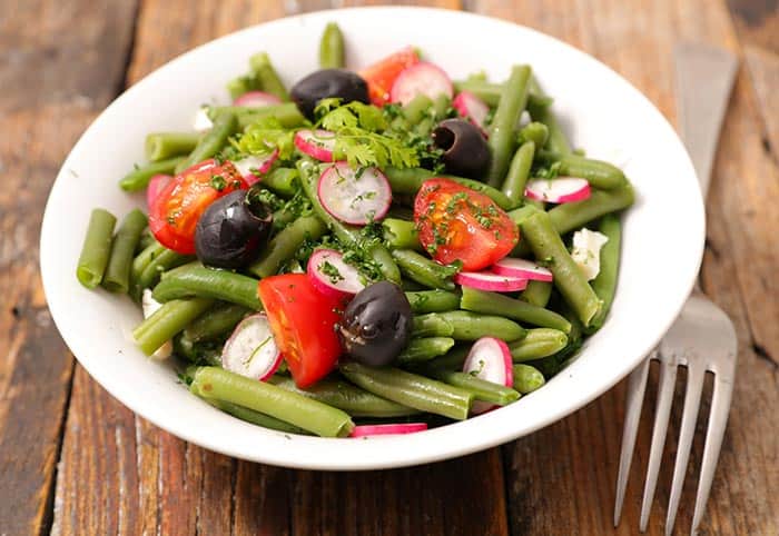 plato con ensalada de judias verdes