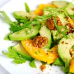 plato de ensalada de nueces, aguacate y mango