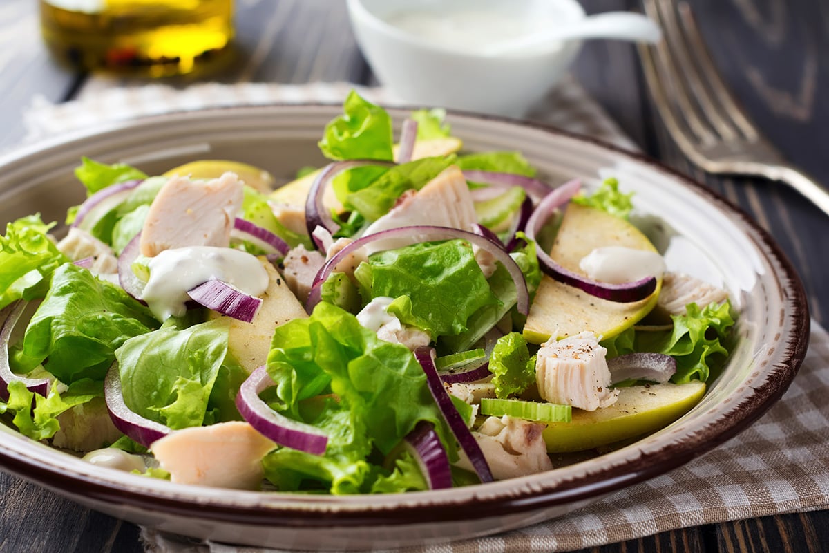 plato de ensalada de pollo con manzana