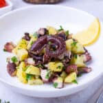 plato de ensalada de pulpo con papas