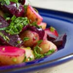 plato de ensalada de remolacha con papas