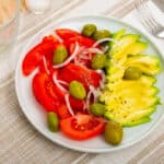 ensalada de tomate con aguacate