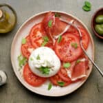 plato de ensalada de tomate con burrata