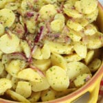 Ensalada fría de papas con cebolla morada