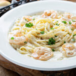 fettuccine con gambas en salsa blanca