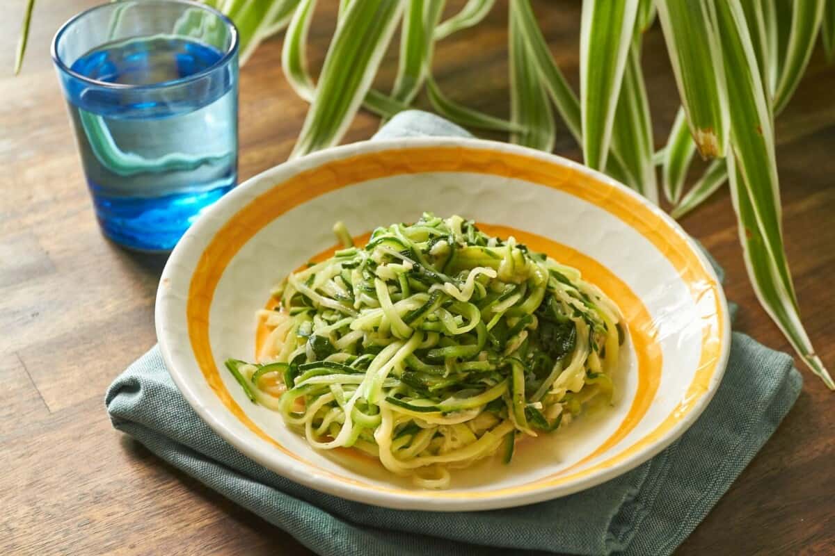 fideos de calabacín con espinaca y parmesano