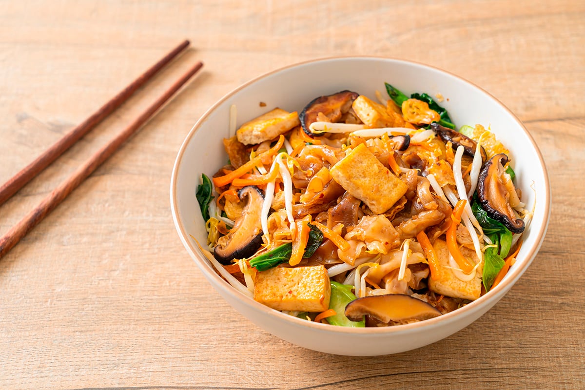 fideos salteados con tofu y vegetales