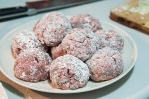 haciendo albondigas