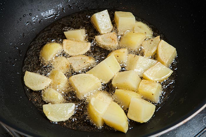 haciendo patatas bravas