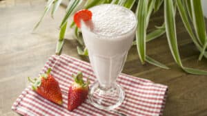 Licuado de fresas, plátano y avena