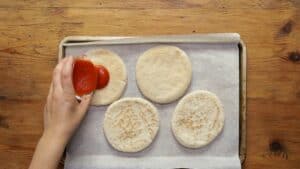 mini pizzas en pan árabe paso 2