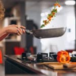 Mujer cocinando