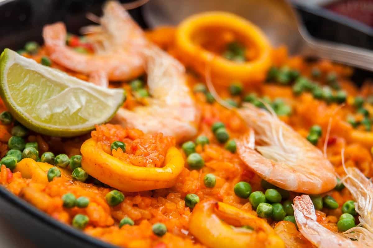 paella de marisco con camarones y calamares