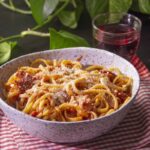 pasta con tomate picante y tocino