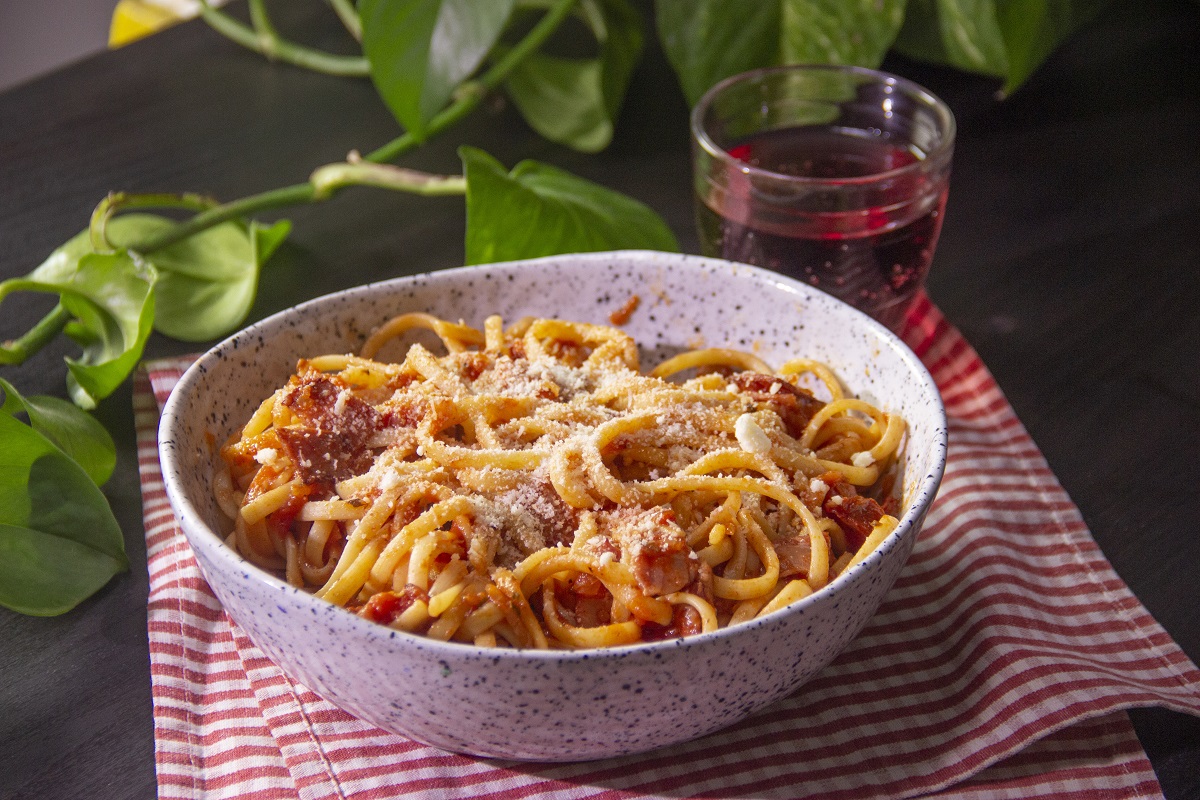 pasta con tomate picante y tocino