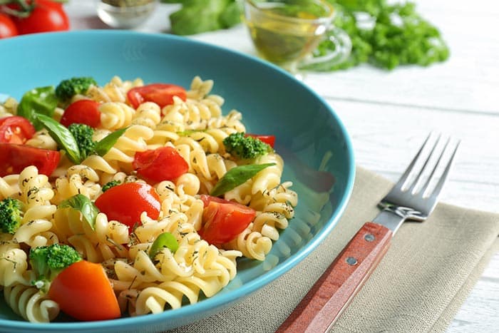 plato de pasta con verduras