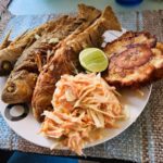 Pescado frito con tostones y ensalada