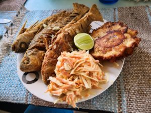 Pescado frito con tostones y ensalada