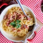 plato de espaguetis con salsa carbonara