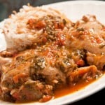 pollo entomatado con hierbas