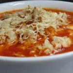 plato de pozole rojo mexicano