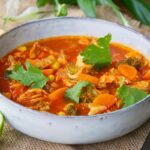 sopa de verduras con pollo y guajillo