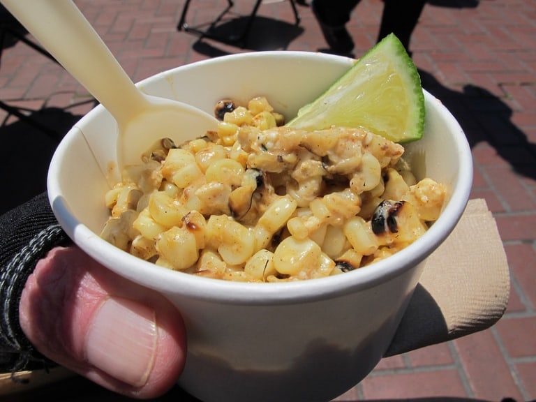 vaso con esquites mexicanos