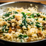 plato de risotto de champiñones con espinacas