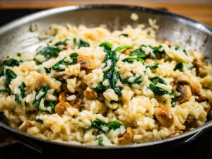 plato de risotto de champiñones con espinacas