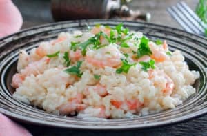 plato con risotto de gambas