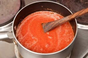 salsa de tomate cocinandose