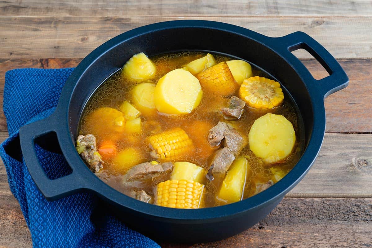 olla con sancocho colombiano casero