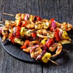 brochetas de camarones