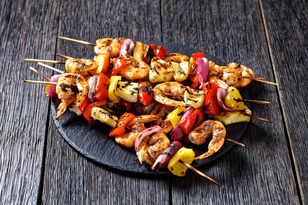 Brochetas de camarón con salsa de tamarindo