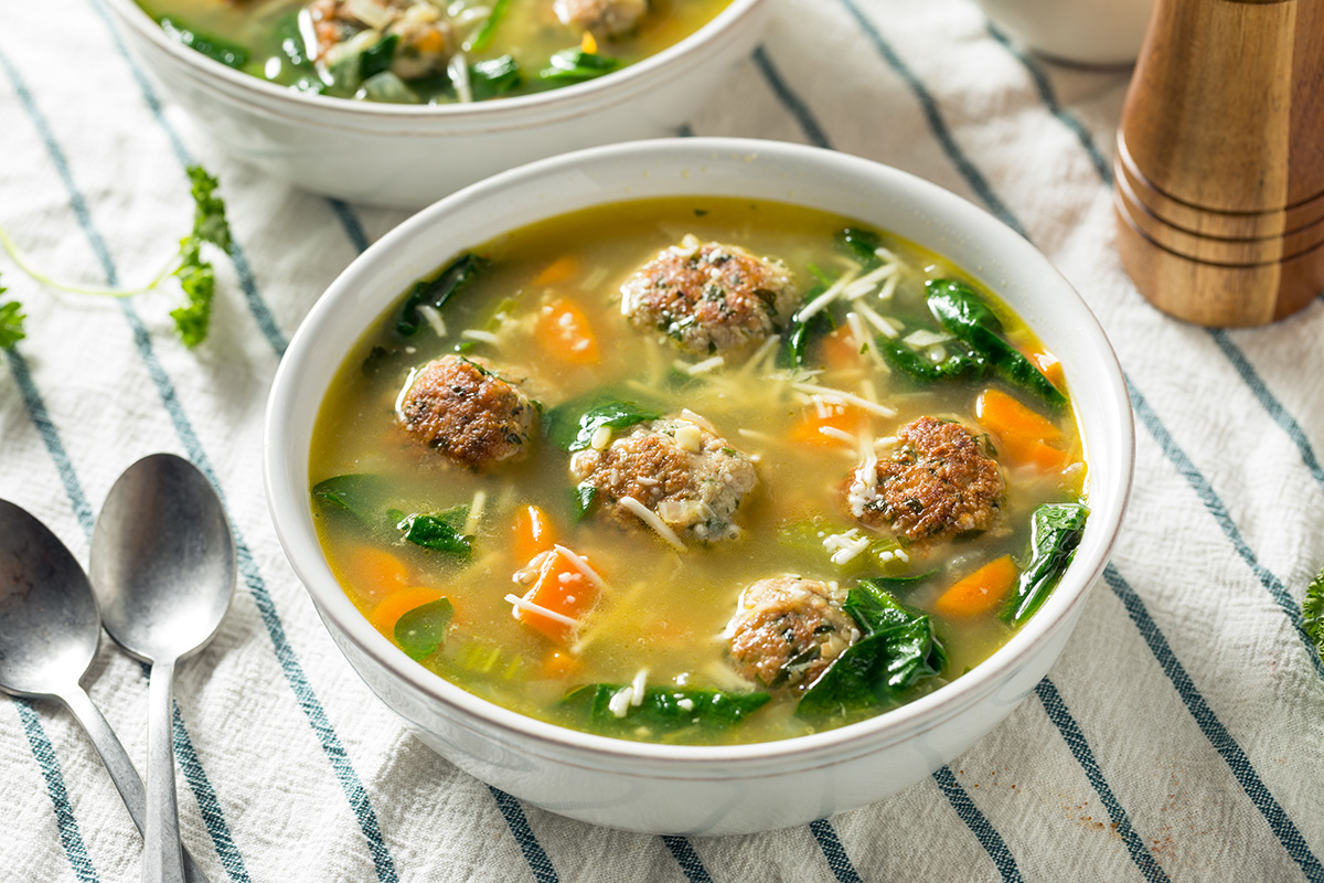 sopa de albondigas con espinacas