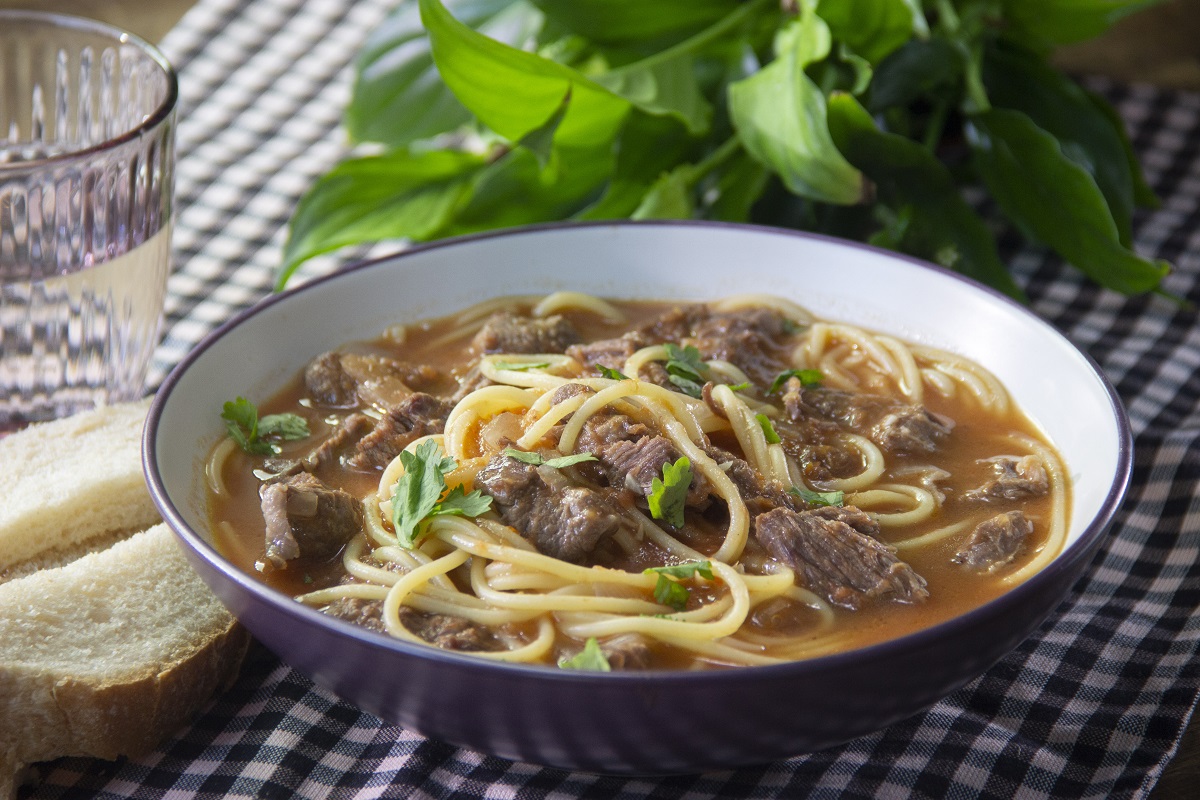 Sopa de carne con espagueti