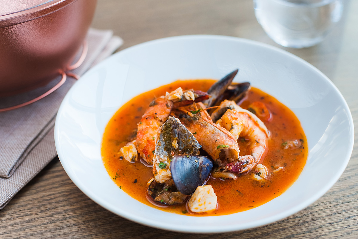 sopa de pescado y frutos del mar