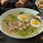 plato de sopa de pollo con huevo duro