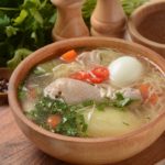 Sopa de pollo peruana